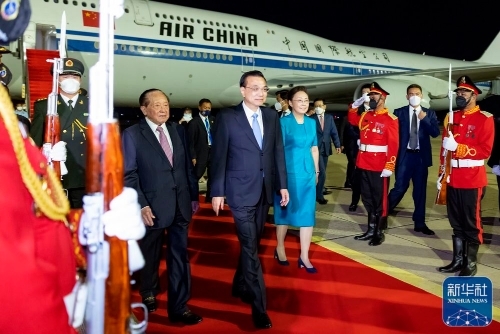 国务院总理李克强乘专机抵达金边国际机场，出席东亚合作领导人系列会议并对柬埔寨进行正式访问